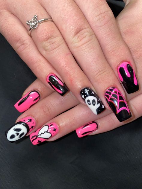 Black With Hot Pink Nails, Black Nails With Pink Accent Nail, Hot Pink Spooky Nails, Pink And Black Halloween Nails Short, Neon Pink Halloween Nails, Y2k Pink And Black Nails, Hot Pink And Black Halloween Nails, Pink Purple And Black Nails, Pretty Halloween Nails Pink