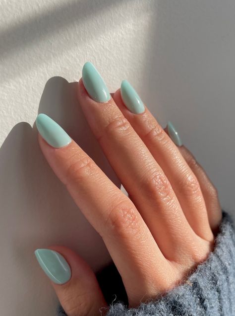 Just like its name, Mint is a light shade of blue with cool mint undertones—the perfect pastel to transition from winter to spring (and even right into summer). Non-damaging gel tabs and brush-on glue included in every box. Paintbox Press Ons are here to elevate your look and change the DIY nail game. Our collection of Ready-to-Wear nails was created at the iconic Paintbox studio in NYC — designed by the tastemakers in nail art and favored by editors and celebrities alike. Seafoam Chrome Nails, Mint Nails Ideas, Sea Foam Green Nails, Light Teal Nails, Mint Blue Nails, Light Blue Gel Nails, Cyan Nails, Seafoam Green Nails, Orange And Blue Nails