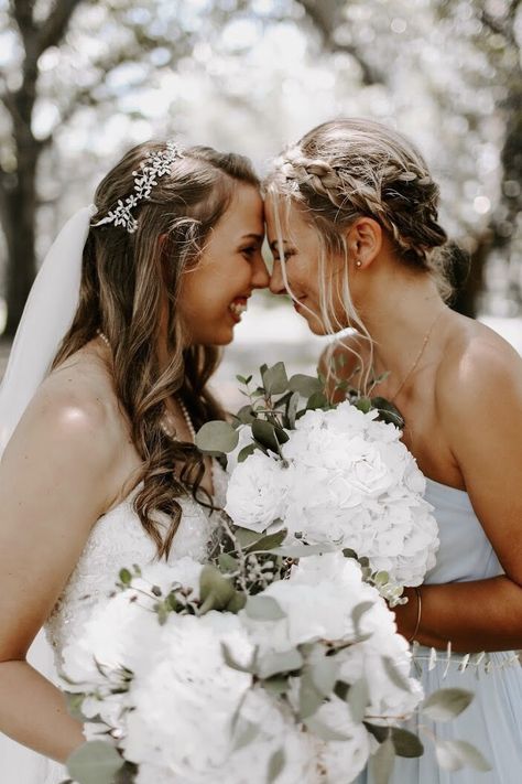 #bride #maid of honor #sisters #weddingphotos #weddingideas 2 Bridesmaids And Bride Wedding Photos, Bride With Maid Of Honor Pictures, Maid Of Honor Photos With Bride, Wedding Pictures With Best Friend, Bride Sister Pictures, Bridesmaid Pictures With Bride, Bride And Moh Poses, Maid Of Honor Photo Ideas, Bff Wedding Pictures