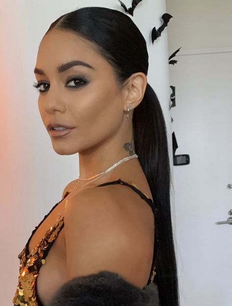 Types Of Hair Bun, Low Pony Hairstyles, Estilo Vanessa Hudgens, Slick Ponytail, Vanessa Hudgens Style, Slicked Back Ponytail, Pony Hairstyles, Square Face Hairstyles, Slick Back