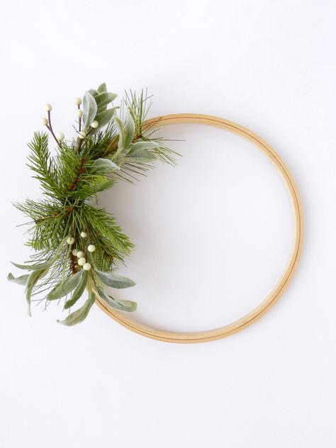 Modern Christmas Wall Decor, Xmas Ornaments Diy, Minimal Wreath, Ring Wreaths, Modern Wreaths, Artificial Arrangements, Hoop Wreaths, Rustic Christmas Wreath, Modern Wreath