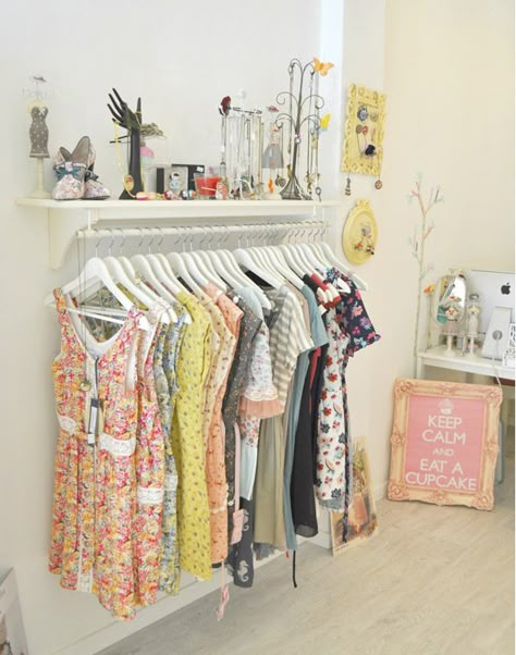 http://lookandfashion.hola.com/fashionmix/tag/crafty/                                                                                                                                                     Más Cheap Wardrobes, Closet Tips, Kursi Bar, Boho Style Bedroom, Clothes Hanging, Open Closet, Boutique Decor, Casa Vintage, Large Shelves