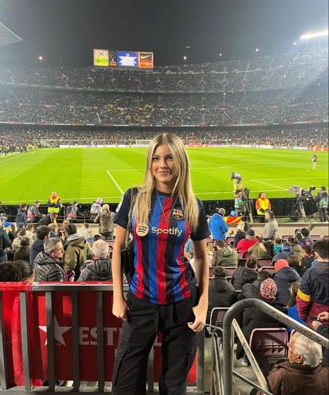 Wags Football Girlfriends Outfits, Barcelona Game Outfit, Barcelona Jersey Outfit Women, Barcelona Shirt Outfits, Soccer Girlfriend Outfits, Pablo Gavi Jersey, Gavi Girlfriend, Barcelona Jersey Outfit, Soccer Game Outfit Women