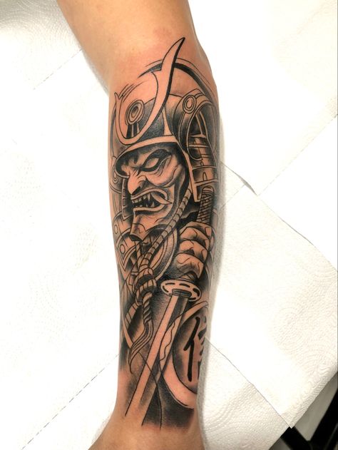 Samurai Tattoo Design Warriors, Upper Arm Tattoo Stencil, Men Leg Tattoo Ideas Design, Samurai Forearm Tattoo, Samurai Tattoo Forearm, Japenses Tatoos Design, Japanese Hand Tattoos, Samurai Tattoo Sleeve, Dragon Head Tattoo