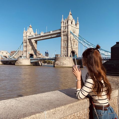 Tower Bridge London Aesthetic, Tower Bridge Photo Ideas, Tourism Aesthetic, Tourist Aesthetic, Japan Tourist Spots, London Pics, London Photo Ideas, Photoshoot London, St Pancras Station