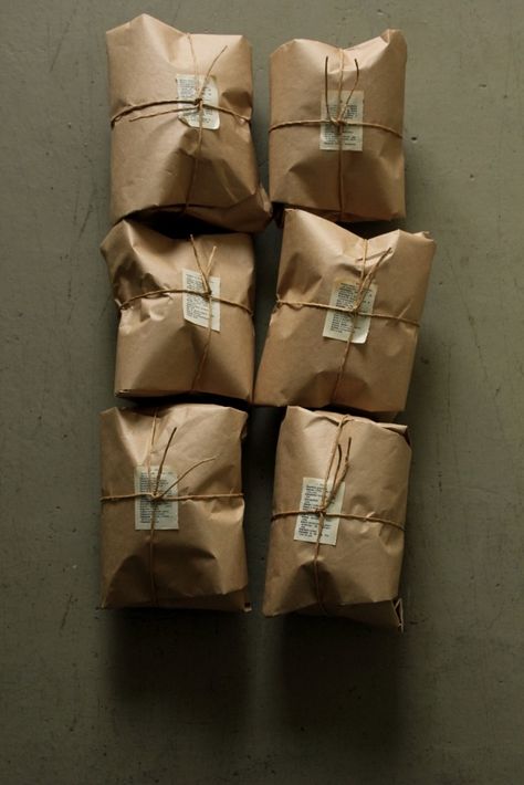 Bake Sale Packaging, Kraft Paper Packaging, Bakery Design Interior, Packaging Ideas Business, Gift Wrapping Inspiration, Wrapping Paper Design, Craft Packaging, Brown Paper Packages, Candle Packaging