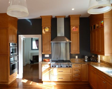 Black walls in the kitchen with oak cabinets. Needs a lot of light to work... here the ceiling helps. Light Oak Cabinets, Dark Oak Cabinets, Dark Green Kitchen, Honey Oak Cabinets, Trendy Kitchen Colors, Paint For Kitchen Walls, Painting Oak Cabinets, Vintage Style Kitchen, Oak Cupboard