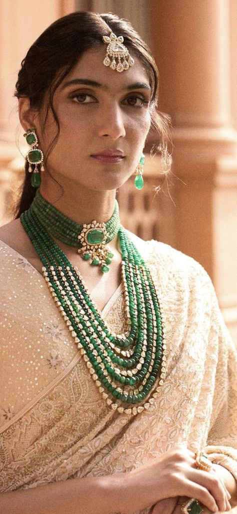 Green Emerald Necklace Indian, Jewelry Etiquette, Emerald Jewelry Necklace, Wedding Pieces, Desi Jewelry, Gold Jewelry Prom, Traditional Wedding Jewellery, Diamond Necklace Simple, Emerald Jewellery