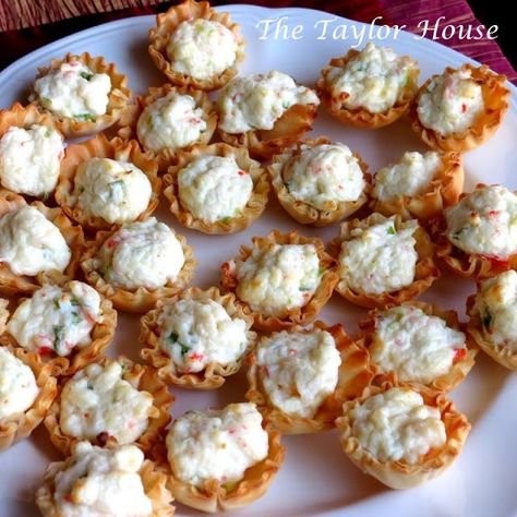 These Crab and Cream Cheese Bites are the perfect appetizer for your tailgaiting parties, New Years Eve bash or any get together! They're so good and super easy to make! Crab Appetizer Recipes, Crab And Cream Cheese, Recipes Cream Cheese, Cream Cheese Bites, Crab Appetizer, Crab Recipes, Cheese Bites, Finger Food Appetizers, Snacks Für Party