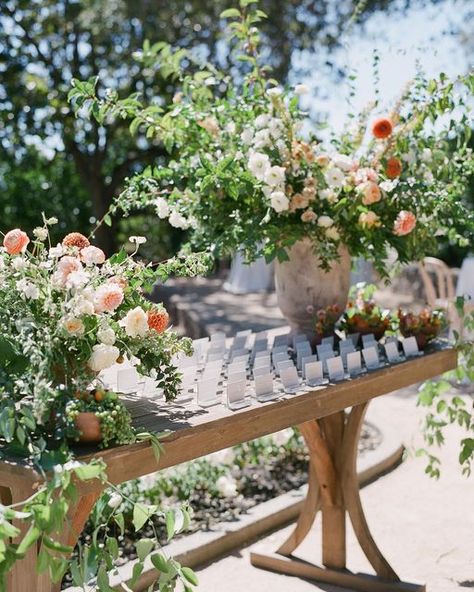 Wedding Table Seating Chart, Wedding Horseshoes, Wedding Table Seating, Table Seating Chart, Wedding Lookbook, Cocktail Hour Wedding, Welcome Table, Wedding Backdrop Design, Spanish Wedding