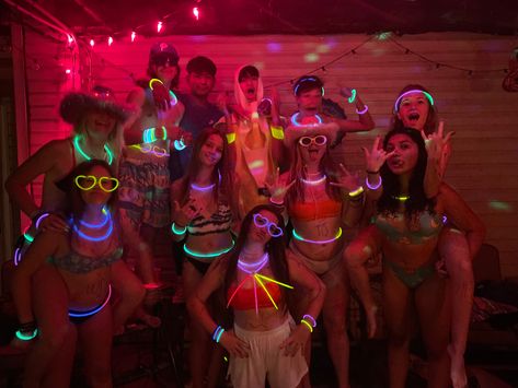 Colored Party Ideas, Pool Party Bday, 21st Pool Party, Glow Night Party Outfit, Glow In The Dark Foam Party Ideas, 16 Birthday Pool Party Ideas, Glow Night, Neon Parties, Glow In The Dark Party Ideas Pool