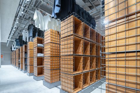 CHAOYANG QU, CHINA: DESCENTE BLANC Beijing / Schemata Architects + Jo Nagasaka | ArchDaily Movable Storage, Retail Solutions, Architecture Magazines, Urban Park, Hanger Rack, Retail Design Blog, Shop Interiors, Retail Display, Architect Design