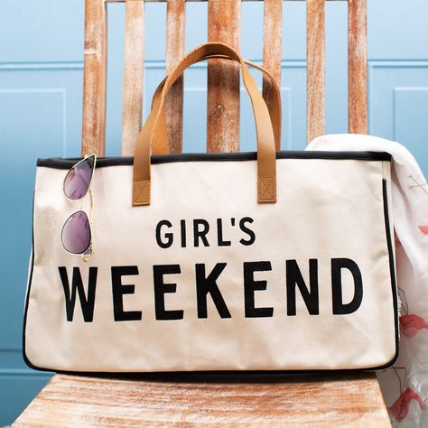 Girls Trip Gift Bags Ideas, Girls Weekend Goodie Bags, Girls Trip Goodie Bags Ideas, Girls Trip Gifts Bags, Moms Weekend, Guest Ideas, Girls Beach Trip, Girls Weekend Gifts, Women's Retreat