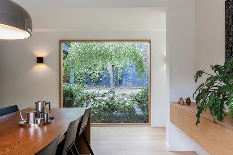 Picture windows framed by sharply detailed boxes bring views of the garden deep into the house. Neil Architecture, Timber Window Frames, Window Reveal, Sliding Folding Doors, Dining Room Windows, Picture Window, Suburban House, Timber Windows, Modern Pictures