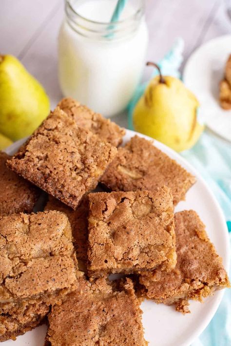 These sweet yet perfectly spiced chewy pear bars are densely loaded with brown sugar, fresh pear pieces, and graham cracker crumbs. Pear Bars, Icebox Fruit Cake Recipe, Butter Roll Recipe, Cherry Cream Cheese Pie, Peanut Butter Brownies Recipe, Plate Recipes, Southern Plate, Chewy Sugar Cookies, Fruitcake Recipes