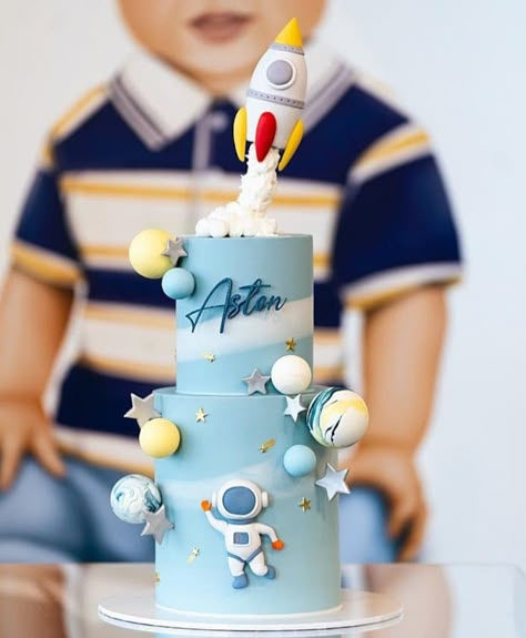 Gateau Baby Shower Garcon, Tata Surya, Dessert Chef, Galaxy Cake, Baby First Birthday Cake, Mini Torte, Astronaut Birthday, Baby Boy 1st Birthday Party, Boy Birthday Party Themes