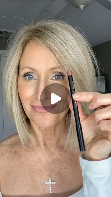 Beth Oliveri on Instagram: "By lining your lips with liner in a neutral colors before lipstick , you will give the illusion of a bigger lip. And you don’t have to go way out of your lip line either. You can use a lipliner and still have it look natural. Also when you add a gloss at the end it helps your lips pop more , especially if apply more in the center of the lip.   Lipstick Products used: @its_nicolewagner lip liner in Cameo @maccosmetics lipstick in snob @citybeautyofficial lip gloss in Los Angelips( BETHO 15%off ) @rakelika_ earrings @melindamaria_jewelry necklace   REMEMBER…EMBRACE THE BEAUTY OF YOUR WRINKLES🌻  #FILTERFREE" How To Apply Lip Liner And Lipstick, How To Make Your Lips Look Bigger Makeup, Lip Primer Before And After, How To Use Lip Liner Tutorials, Best Lip Color For Blondes, How To Line Lips To Look Bigger, Lined Lips With Gloss, How To Make Lips Look Bigger, Lipliner Looks