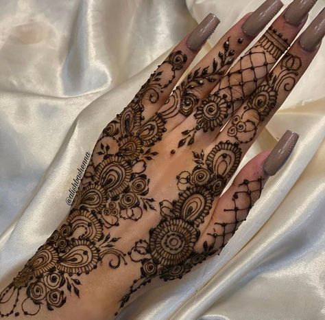 Henna Intricate Design, Trendy Mendhi Designs, Filled Henna Designs, Mendhi Designs Inner Hand, Arab Mendhi Designs, Eid Mehndi Designs Front Hand Arabic, Difficult Henna Designs, Advanced Henna Designs, 2 Hand Henna Design