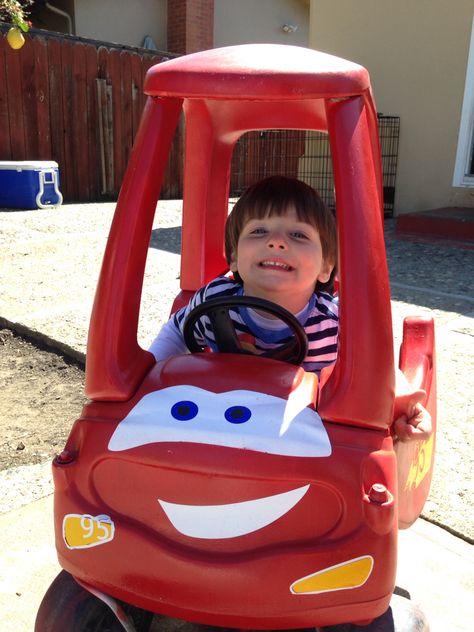 Lightening McQueen cozy coupe. Spray Paint Cozy Coupe, Cozy Coupe Makeover Racecar, Lightning Mcqueen Cozy Coupe, Painting Cozy Coupe Cars, Cozy Coupe Lightning Mcqueen, Redo Cozy Coupe, Little Tykes Car Makeover Cozy Coupe, Little Tikes Makeover, Cozy Coupe Makeover