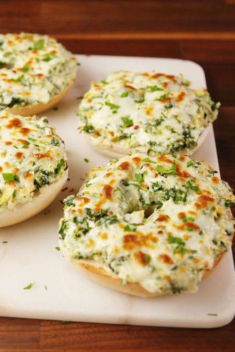 Bagel Toppings, Cheesy Spinach, Best Bagels, Diner Recept, Sweet Food, Spinach Artichoke, Bagels, Bruschetta, Appetizer Snacks