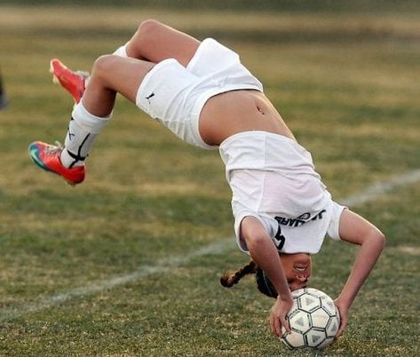 69 perfectly timed photos in sports | KiwiReport Flip Throw In Soccer, Soccer Action Shots, Front Handspring, Front Flip, Soccer Is Life, Women Soccer, Soccer Stuff, Alex Morgan, Soccer Life