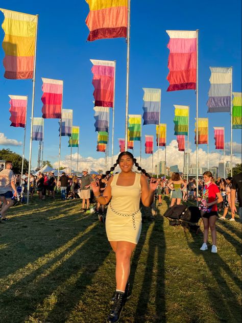 Middize Festival Outfits| Austin City Limits Fits| Music Festival Outfits | Music Festival Photo Inspo | Musicc Festival Poses | Austin Texas Acl Outfits Festivals Plus Size, Austin Texas Outfits, Austin City Limits Outfit, Festival Poses, Post Poses, Texas Outfits, Austin Bachelorette Party, Texas Aesthetic, Austin Bachelorette