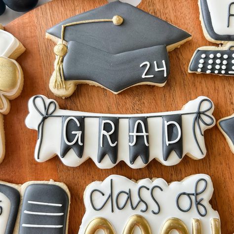 Congrats Grad🎓 #decoratedsugarcookies #decoratedsugarcookie #decoratedsugarcookiesofinstagram #royalicing #royalicingcookies #royalicingart #royalicingflowers #royalicingtransfers #royalicingsugarcookies #walkerla #livingstonparish #louisiana #batonrouge #batonrougefoodies #louisianabaker #graduationcookies #computercookies #gradcookies #itdepartmentcookies #graduatecookies #collegegraduationcookies High School Reunion Cookies Decorated, Graduation Cap Sugar Cookies, University Of Arizona Cookies, Graduation Scroll Cookies, Computer Cookies, Diploma Sugar Cookies, Royal Icing Flowers, Royal Icing Transfers, Graduation Cookies