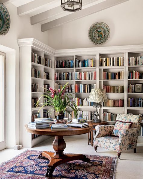 Mallorca House, Bookshelf Room, Den Design, Lots Of Books, Home Library Rooms, Target Inspired Home Decor, Book Room, Home Library Design, Dream Book