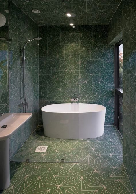 Eight stylish green bathrooms with a retro feel Avocado Bathroom Suite, Showers Without Doors, Green Tiles, Modern Remodel, Geometric Floor, Bathroom Photos, Bathroom Trends, Green Bathroom, Wet Rooms