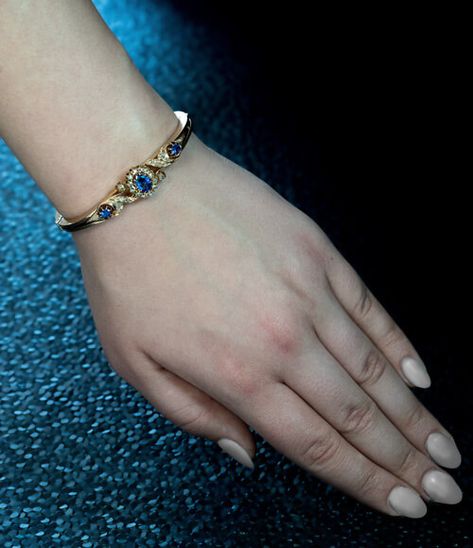 Diamond Gold Bracelet, 14k Gold Bangle Bracelet, Plain Gold Bangles, Blue Sapphire Bracelet, Bijoux Art Nouveau, Gold Mangalsutra Designs, Gold Chain Design, Wrist Jewelry, Black Beaded Jewelry