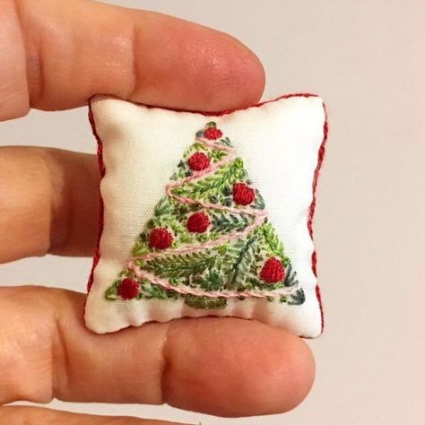 Mini Embroidery, Miniature Embroidery, Christmas Cushion, Dollhouse Christmas, Christmas Cushions, Christmas Dolls, Dollhouse Decor, Miniature Crafts, Handmade Cushions