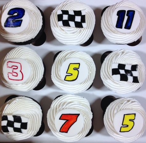 Nascar cupcakes | Flickr - Photo Sharing! Nascar Cupcakes, Nascar Cake, Nascar Party, Easy Party Drinks, Racing Cake, Football Snacks, Holidays Ideas, Race Car Birthday Party, Bid Day Themes