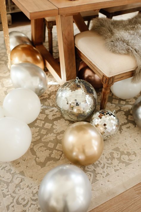 Minimalist New Years Decor, New Years Eve Home Decor, Happy New Year Decoration Party, New Years Eve Pajama Party, Happy New Year Decor, Nye Decor Ideas, New Years Home Decor, Christmas Party Classy, New Year’s Party Decor