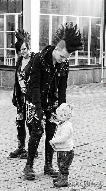 Punkrock parents Punk Parents, Punk Family, Punk Couples, Punk Photos, Punk Photography, Gothic Family, 80s Punk Rock, Punk Couple, Future Punk