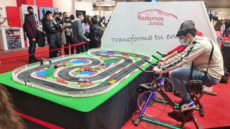 Actividad para eventos: pista scalextric propulsada por el pedaleo de los participantes en bicicletas. Activation Games, Brand Activation Ideas, Cycling Event, Event Games, Olympic Party, Brand Activation, Cycling Club, Cute Furniture, Centre Commercial