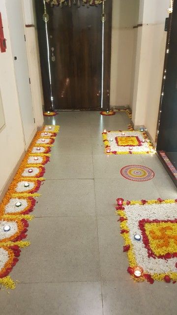 Diwali Hall Decoration, Dussera Decor Ideas, Diwali Entrance Decor, Diwali Puja Decorations At Home, Simple Diwali Decorations At Home, Diwali Decorations At Home Entrance, Diwali Decorations At Home Diy, Ideas For Doors, Indian Decor Diy