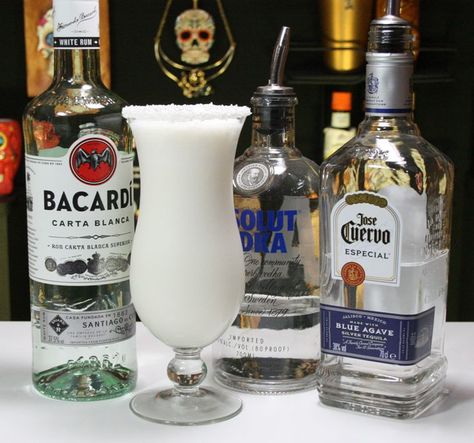 Coco Loco es una bebida cremosa, refrescante, deliciosa y muy fácil de hacer con sabor a coco. Coconut Ciroc Mixed Drinks, Cocoloco Drink Recipe, Coco Loco Drink, Coco Fresh Tea & Juice, Cuba Cayo Coco, Bacardi, Tequila, Coco, Drinks