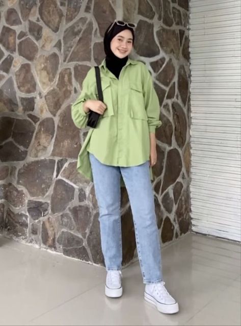 Foto Yearbook, Modest Fashion Casual, Sage Green Outfit, Ootd Hijab Kemeja, Korean Hijab, Pear Shaped Outfits, Muslim Style, Hijab Style Casual, Outfit Korean