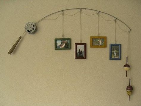 Clever reuse of an old fishing pole! Man Home Decor, Deco Originale, Fishing Rods, Diy Picture, Fishing Pole, Fishing Line, Man Cave Decor, Wood Picture Frames, Metal Wire