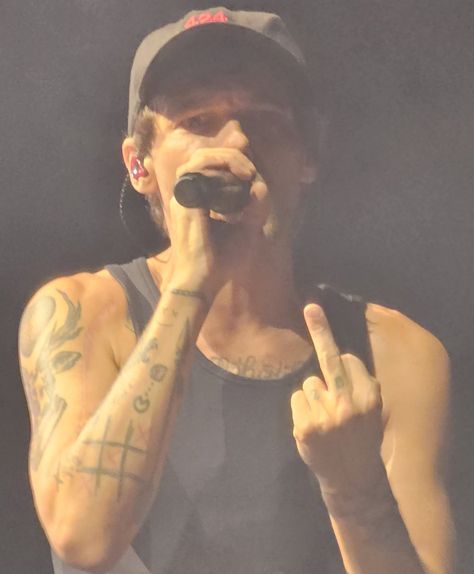 Rockstar Boyfriend, Flipping Off, One Direction Photos, Louis (one Direction), Louis Williams, Lodz, King Of My Heart, Larry Stylinson, Light Of My Life