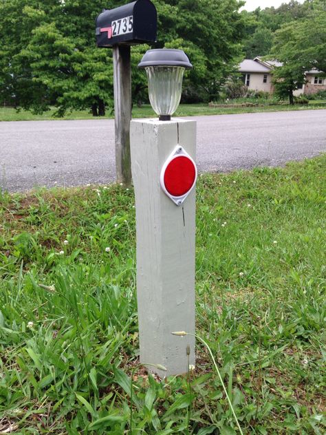 Cheap driveway markers. 1 4x4x8 cut in half, solar lights (dollar store), reflectors. Total supplies less than $20. Great at night when backing up! Landscaping Driveway Entrance, Cheap Driveway, Landscape Entrance, Landscaping Driveway, Driveway Landscape, Entrance Landscaping, Driveway Entrance Landscaping, Driveway Markers, Solar House Numbers