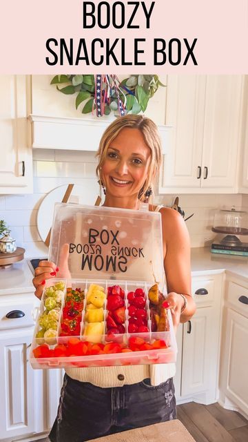 Leanna Laming on Instagram: "BOOZY SNACKLE BOX 🍹🥃🍓🍑 for the beach, lake or poolside! Since I’m headed to beach tomorrow I tested out various fruit/candy and drink combos and let’s just say they turned out fantastic! This is totally my type of snackle box! 🙌 Inside my boozy snackle Box: - Prosecco infused grapes coated in sugar - whipped vodka infused gummy bears - pineapple soaked in Malibu Rum - strawberries infused with margarita mix and tequila - maraschino cherries soaked in bourbon - p Boozy Snackle Box Ideas For Adults, Infused Grapes, Vodka Soaked Fruit, Infused Gummy Bears, Bourbon Peaches, Drink Combos, Alcohol Fruit, Vodka Infused, Snackle Box