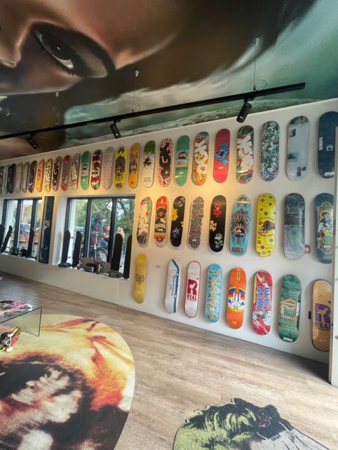 Skate Shop Aesthetic, Skateboards Aesthetic, Longboard Aesthetic, Skateboard Room, Studio Aesthetic, Office Vibes, Home Music Rooms, Hypebeast Room, Skateboard Aesthetic