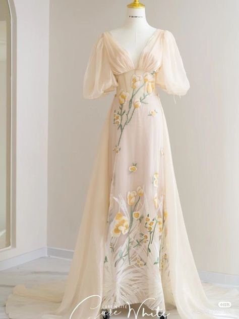 Literally a dream dress for any occasion Fantasy Dresses, فستان سهرة, Fairytale Dress, Fantasy Dress, Looks Vintage, Fancy Dresses, Ball Dresses, Dream Dress, Gorgeous Dresses