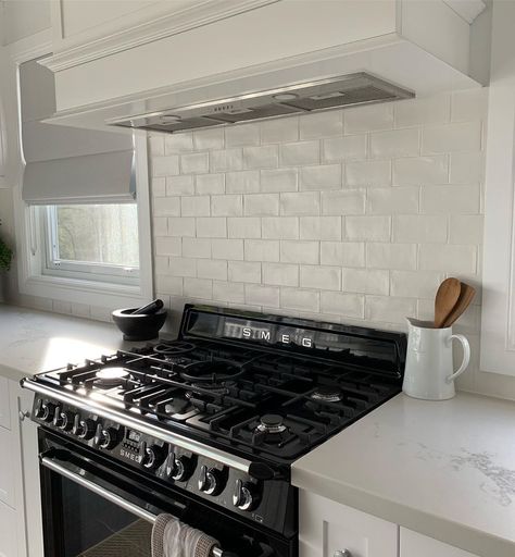 Oven Splashback, Kitchen Mantle, Recipe To Cook, Kitchen Splash Back, Hamptons Kitchen, Tile Splashback, Splashback Tiles, Hamptons House, In The Mountains