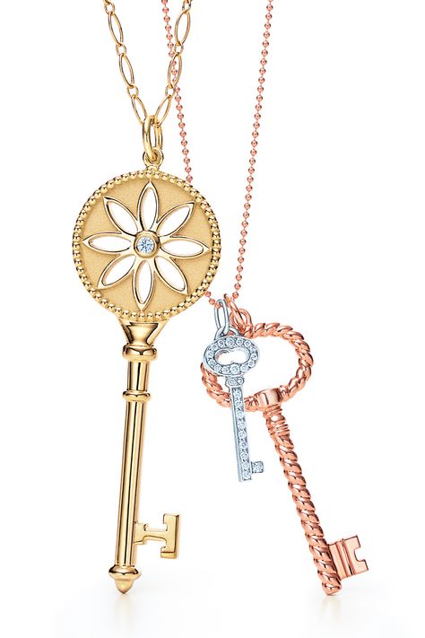 Tiffany Accessories, Tiffany Key Necklace, Jewellery Tiffany, Key Necklaces, Tiffany Key, Tiffany Engagement, Dream Things, Style Staples, Daisy Pendant