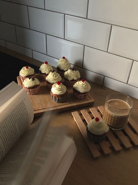 Homemade Cupcakes Aesthetic, Cupcake Instagram Story, Backing Aesthetic, Professional Cupcakes, Aesthetic Cupcakes, Cupcake Aesthetic, Cupcakes Aesthetic, Home Made Cupcakes, Aesthetic Bookstagram