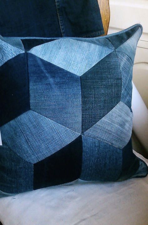 Denim Pillows Diy Recycle Jeans, Denim Cushions, Denim Furniture, Återvinna Jeans, Artisanats Denim, Jean Ideas, Blue Jean Quilts, Denim Pillow, Denim Scraps