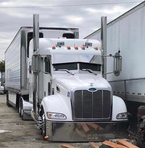 386 Peterbilt Custom, Custom Peterbilt, Peterbilt 386, Truck Top, Customised Trucks, American Trucks, Lowrider Trucks, White Truck, Custom Big Rigs