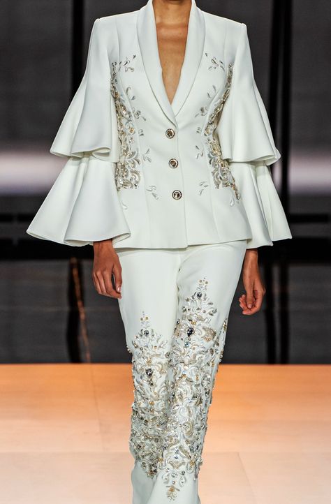 Close up: Ralph&Russo SPRING 2019 COUTURE Couture Suit Women, Fancy Suits For Women Fashion, Fancy Suit For Women, Blazer Couture, Wedding Pantsuits, Fancy Suits, 2019 Couture, Wedding Cocktail Party, Fancy Suit